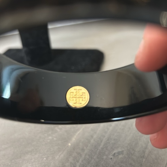 New TORY BURCH ''MANON'' Black Resin Crystal Stone Wide Bangle Bracelet - Picture 3 of 3